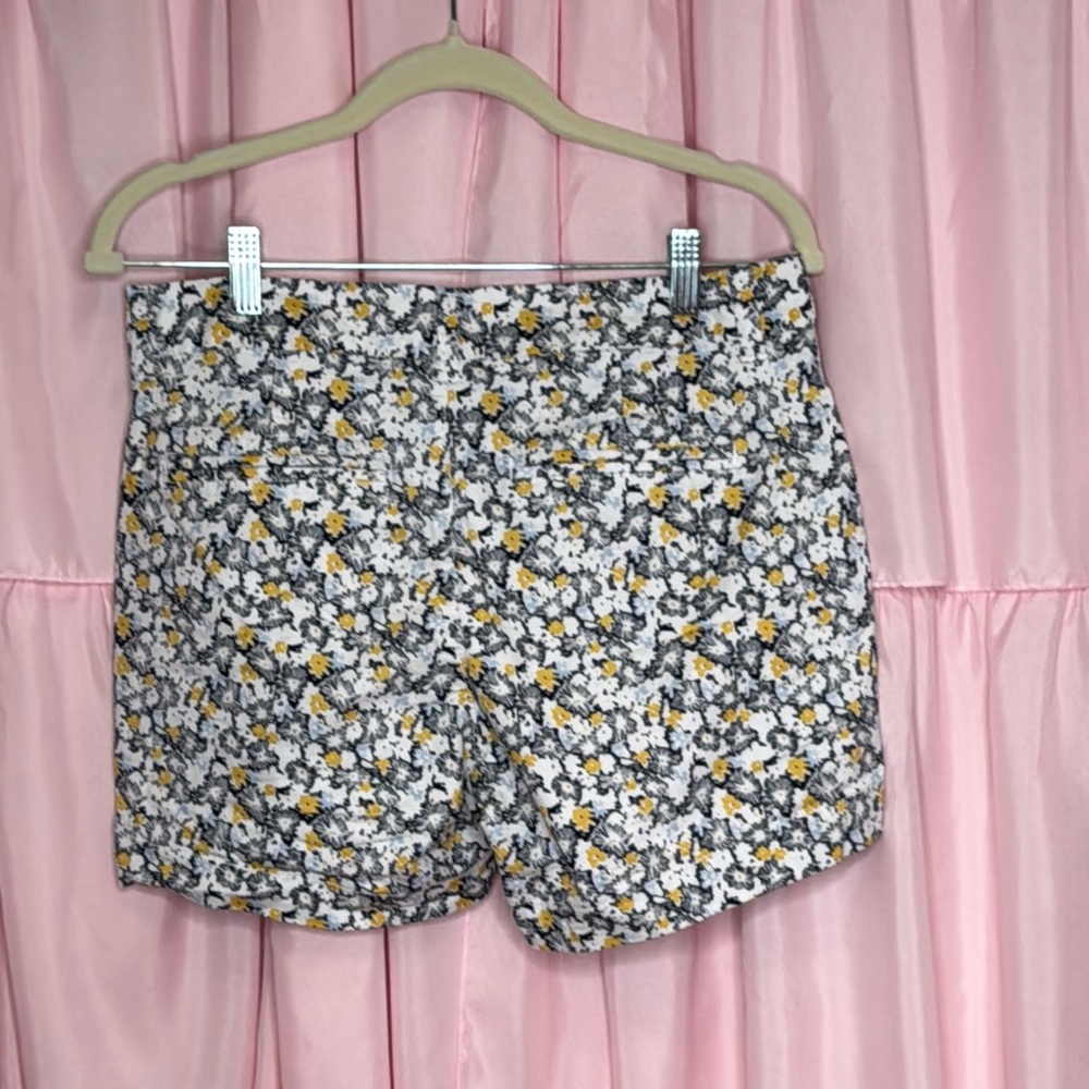 Old Navy Floral Everyday Shorts Mid-Rise Size 4 - Picture 3 of 4